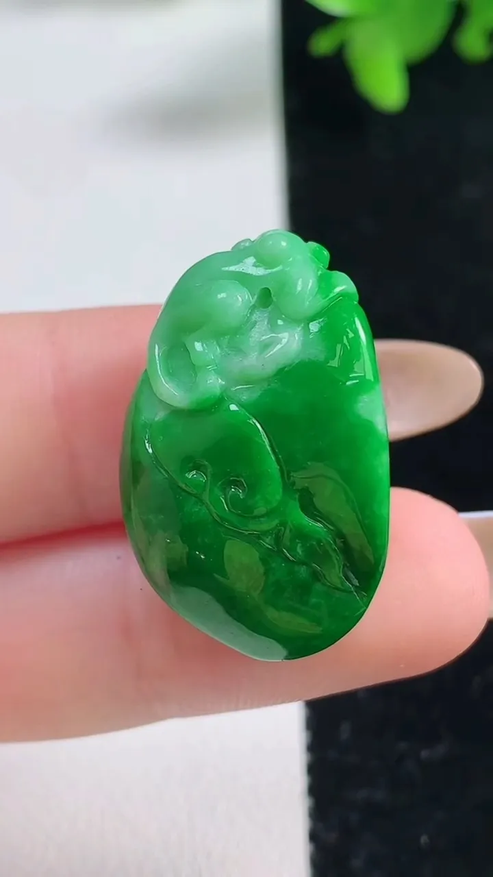 天然A货翡翠寿桃吊坠，尺寸27.3-17.4-10.6，重量:9.16g
11月3日