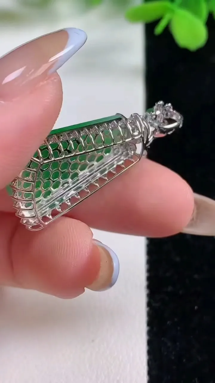 天然A货翡翠无事牌吊坠，尺寸37.2-17.5-8，裸石24-15重量:4.24g
11月3日