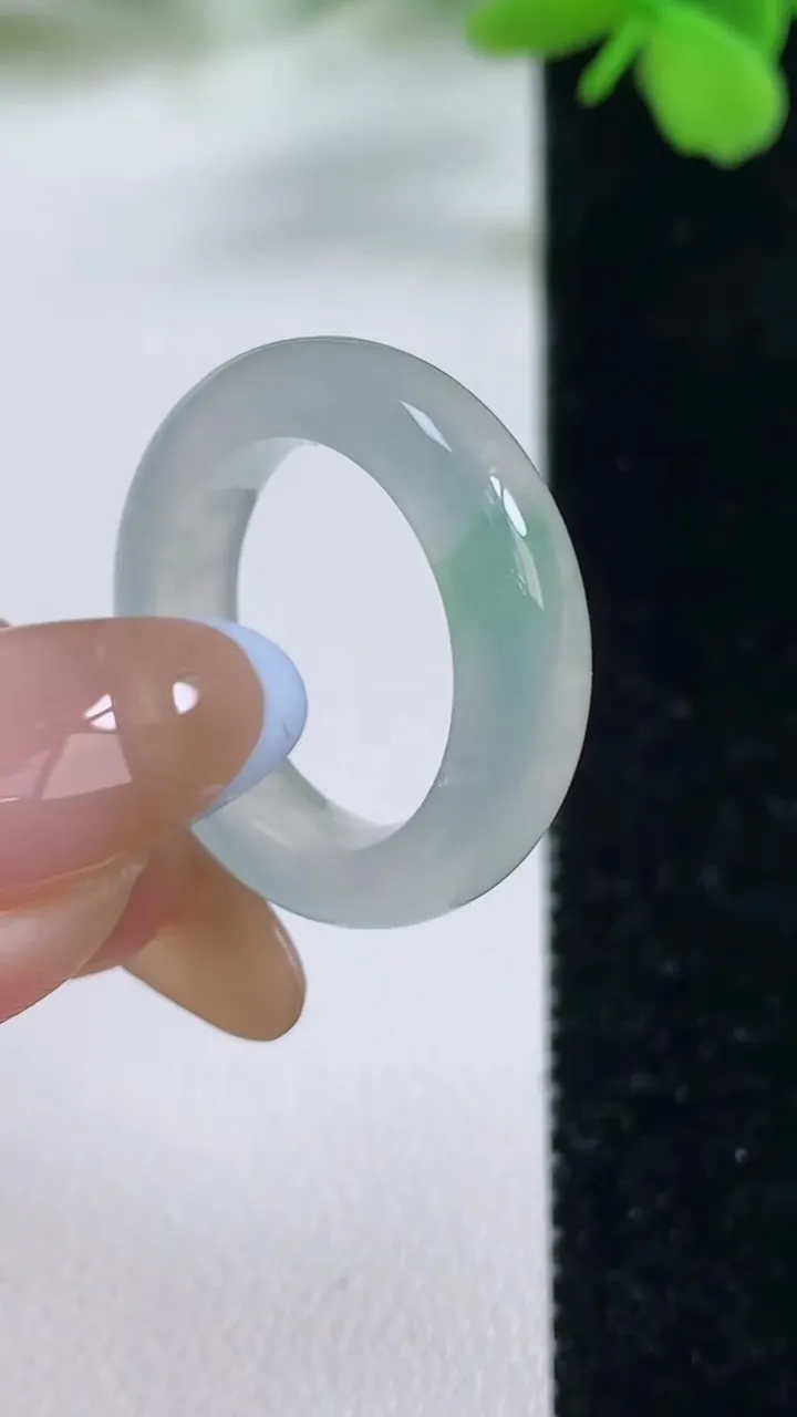 天然A货翡翠指环戒指，尺寸16.6-5.3-4.2，重量:4.60g2025年11月3日
工厂直销收藏佳品,种好水足，色泽均匀，有种有色，上手高大气！