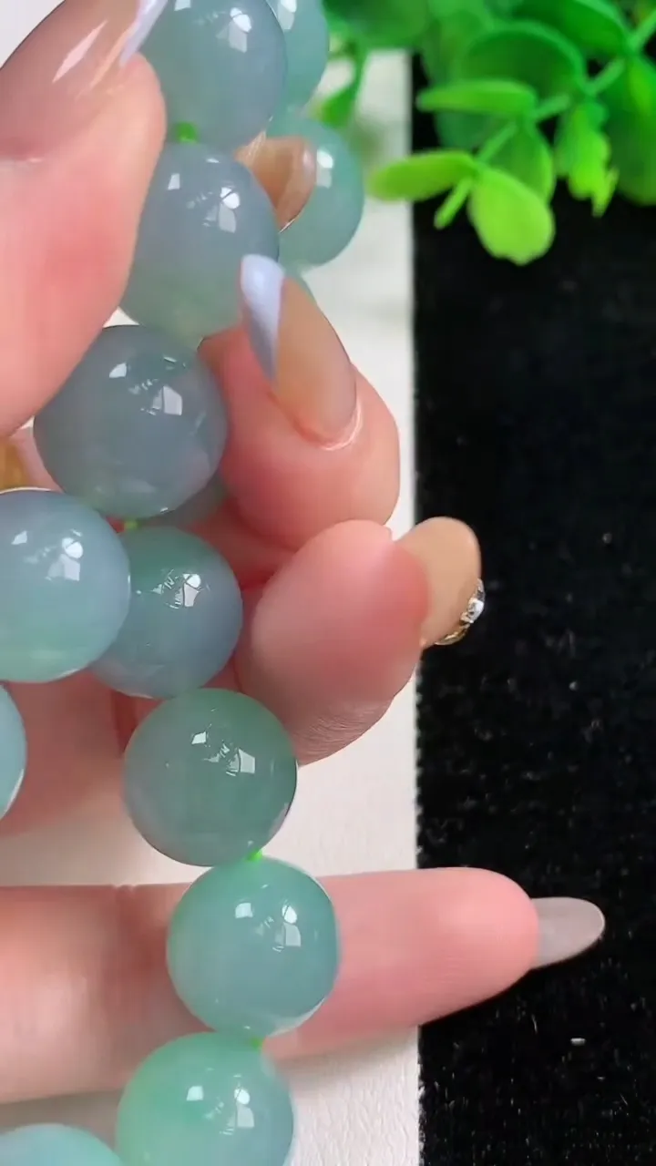天然A货翡翠圆珠手串，尺寸12.9-16颗，重量:60.98g11月3日
工厂直销收藏佳品,种好水足，色泽均匀，有种有色，上手高大气！