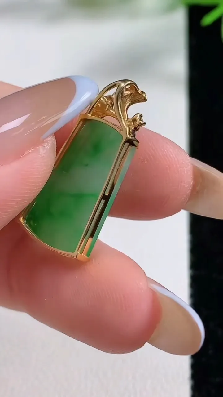 天然A货翡翠无事牌吊坠，尺寸18.8-11.8-4，重量:1.76g
11月3日