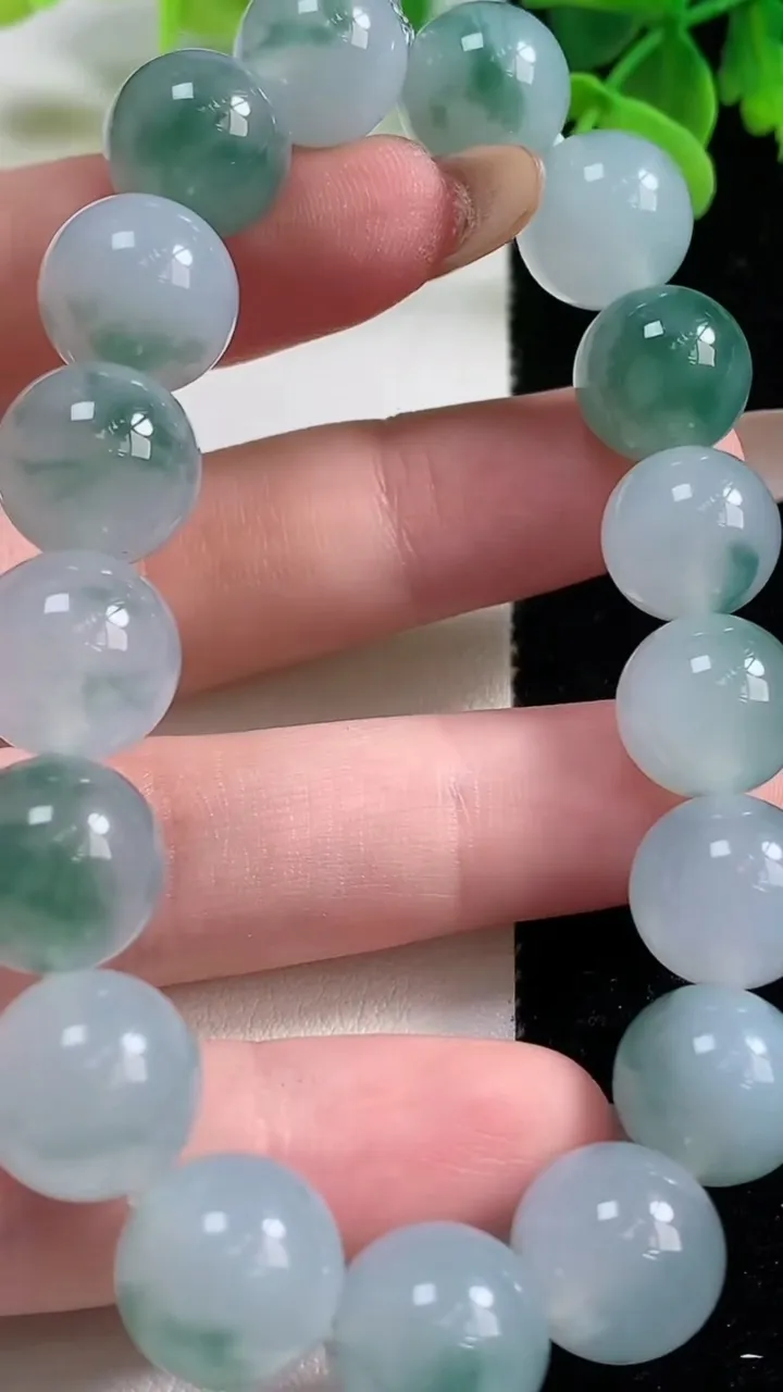 天然A货翡翠种飘花圆珠手串，尺寸11.8-17颗，重量:47.12g11月3日
工厂直销收藏佳品,种好水足，色泽均匀，有种有色，上手高大气！