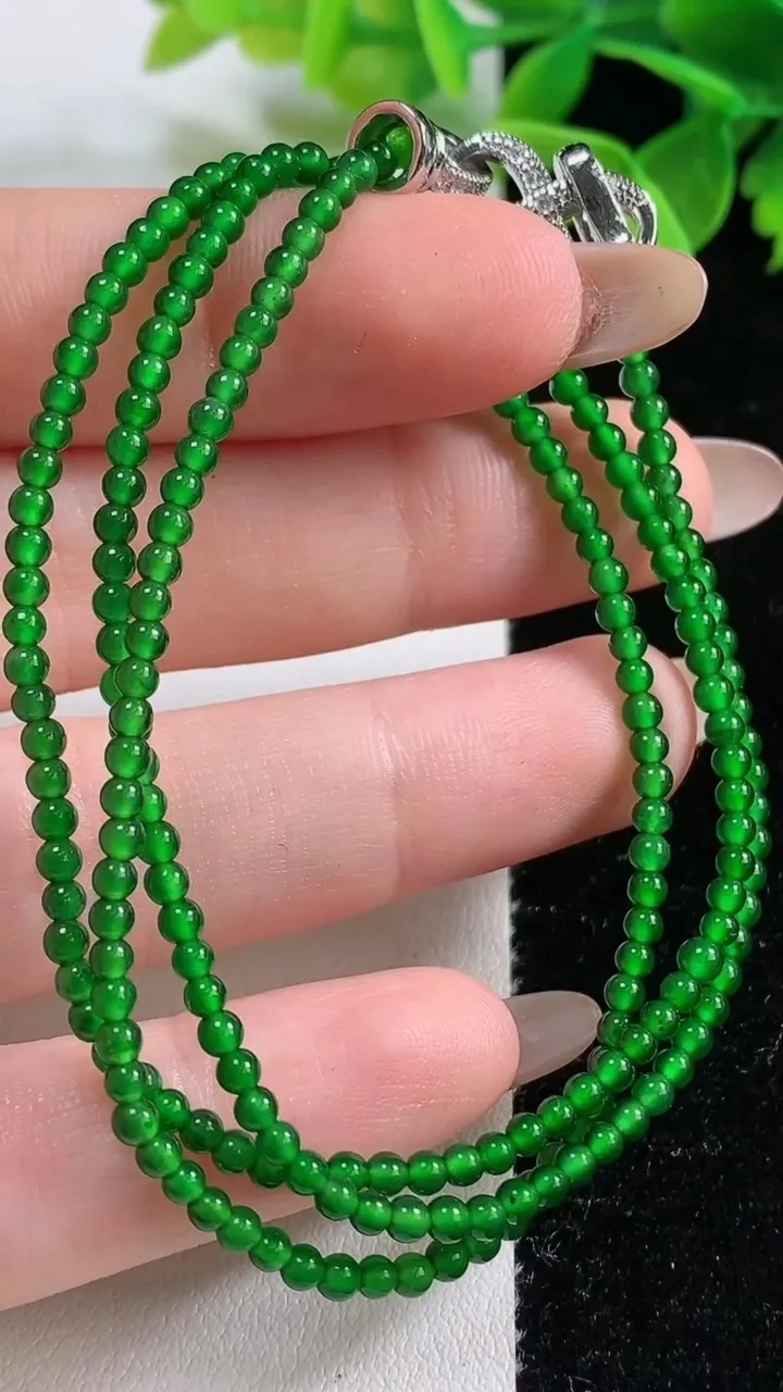 天然A货翡翠小米珠项链，尺寸2.5-215颗，重量:7.93g11月3日
工厂直销收藏佳品,种好水足，色泽均匀，有种有色，上手高大气！
