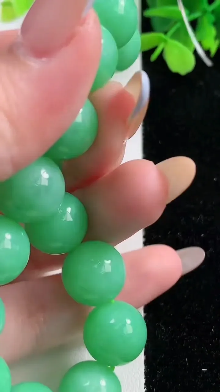 天然A货翡翠圆珠手串，尺寸12.8-16颗，重量:60.54g11月3日
工厂直销收藏佳品,种好水足，色泽均匀，有种有色，上手高大气！