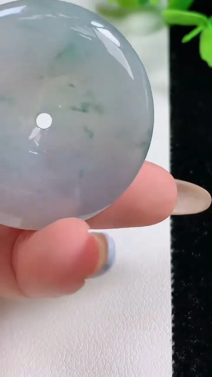 天然A货翡翠平安扣吊坠，尺寸39.8-6.5，重量:22.24g
11月3日