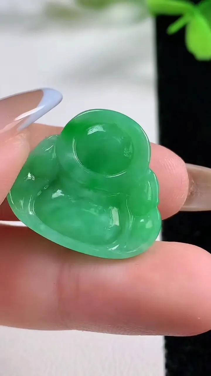 天然A货翡翠佛公吊坠，尺寸21.6-23.6-6.3，重量:4.84g
11月3日