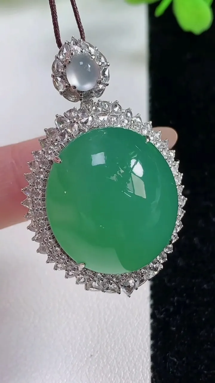 天然A货翡翠蛋面吊坠，尺寸42.4-27-17，裸石22.8-20.6重量:15.72g
11月3日