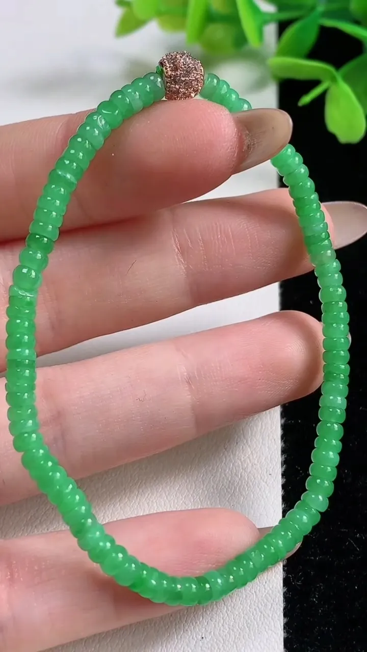 天然A货翡翠算盘珠手串，尺寸3.6-2-97颗，重量:5.48g11月3日
工厂直销收藏佳品,种好水足，色泽均匀，有种有色，上手高大气！