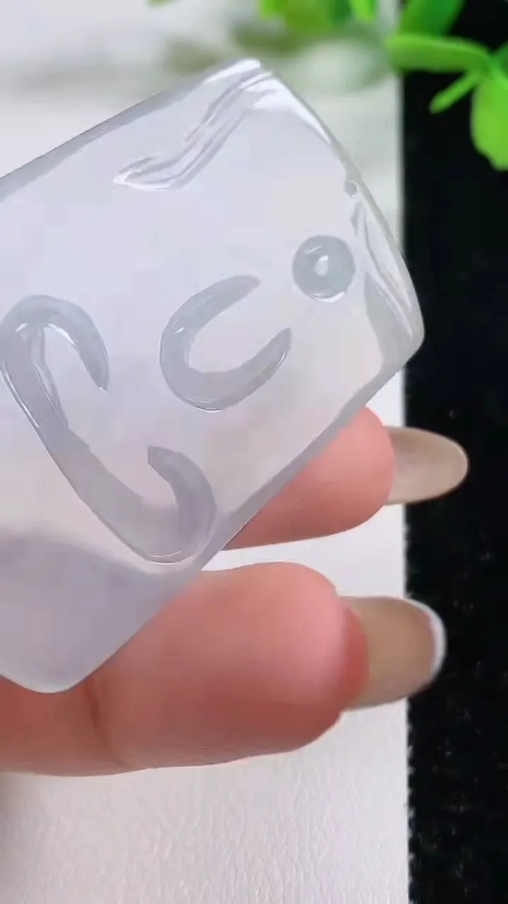 天然A货翡翠冰种飘花大日如来吊坠，尺寸51.7-33.8-5，重量:20.57g
11月3日