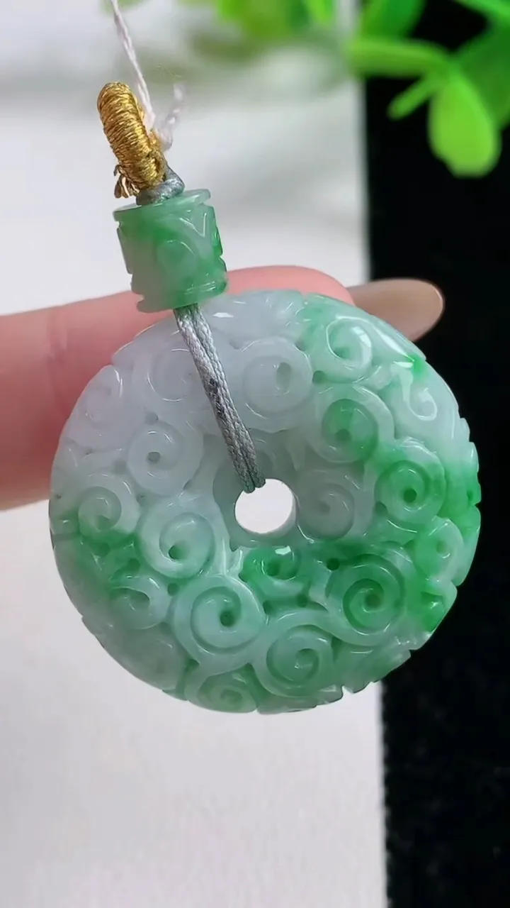 天然A货翡翠雕花平安扣吊坠，尺寸29.7-8.6，重量:14.21g
11月3日