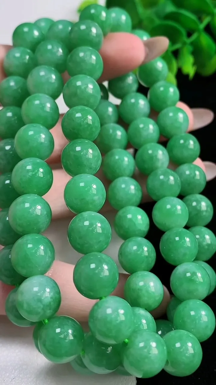 天然A货翡翠圆珠项链，尺寸10-68颗，重量:123.31g11月3日
工厂直销收藏佳品,种好水足，色泽均匀，有种有色，上手高大气！