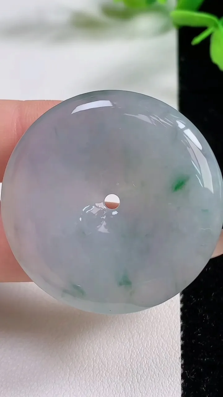 天然A货翡翠平安扣吊坠，尺寸39.8-6.5，重量:22.24g
11月3日