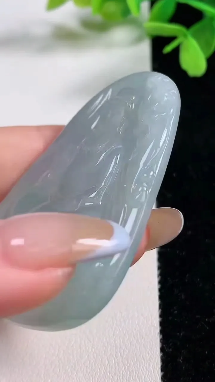 天然A货翡翠观音菩萨吊坠，尺寸58.6-37.3-5.5，重量:25.30g
11月3日