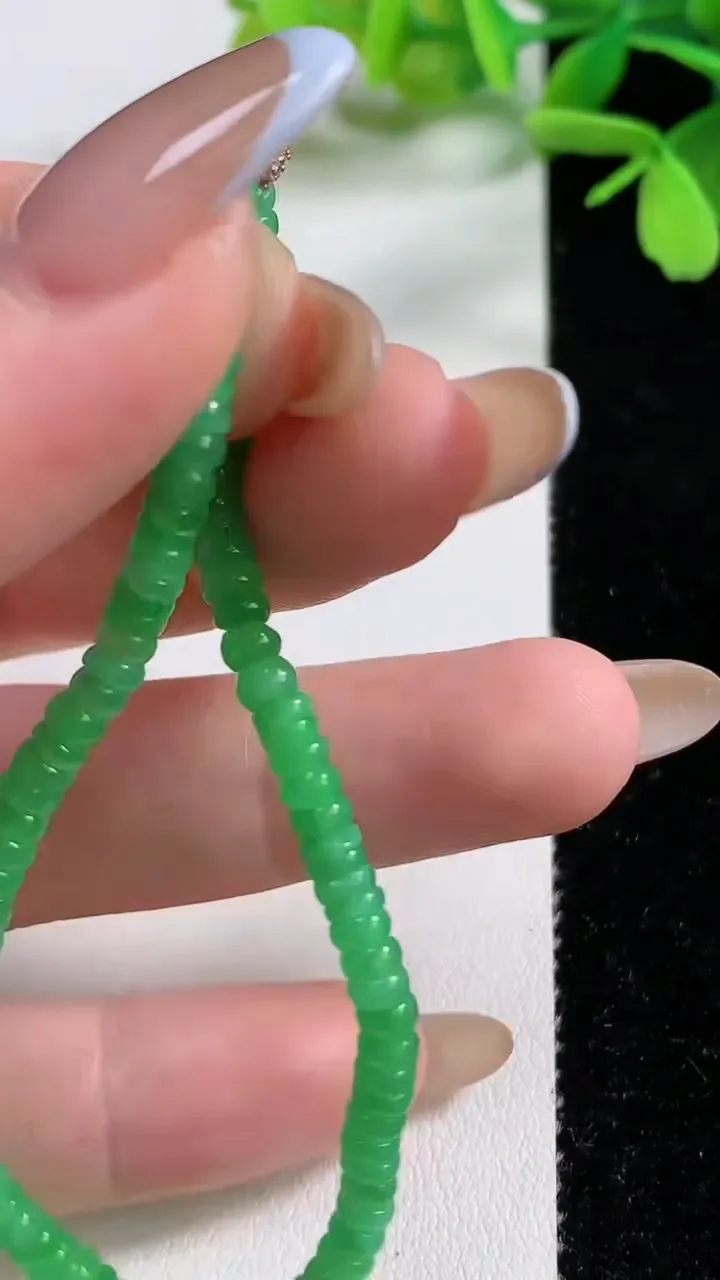 天然A货翡翠算盘珠手串，尺寸3.6-2-97颗，重量:5.48g11月3日
工厂直销收藏佳品,种好水