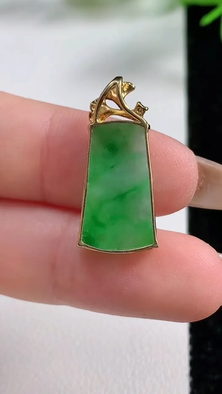 天然A货翡翠无事牌吊坠，尺寸18.8-11.8-4，重量:1.76g
11月3日