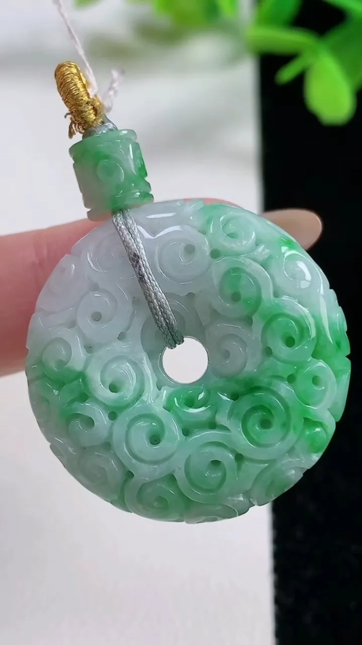 天然A货翡翠雕花平安扣吊坠，尺寸29.7-8.6，重量:14.21g
11月3日