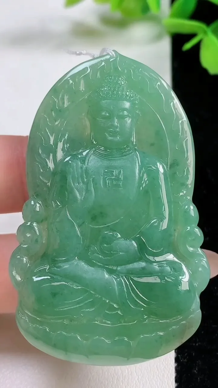 天然A货翡翠阿弥陀佛吊坠，尺寸60.3-37.2-5.7，重量:26.32g
11月3日