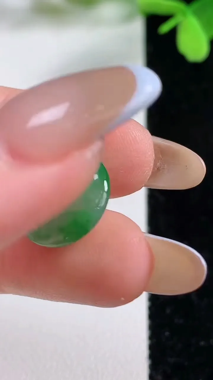 天然A货翡翠平安扣吊坠，尺寸14.2-3.4，重量:1.71g
11月3日