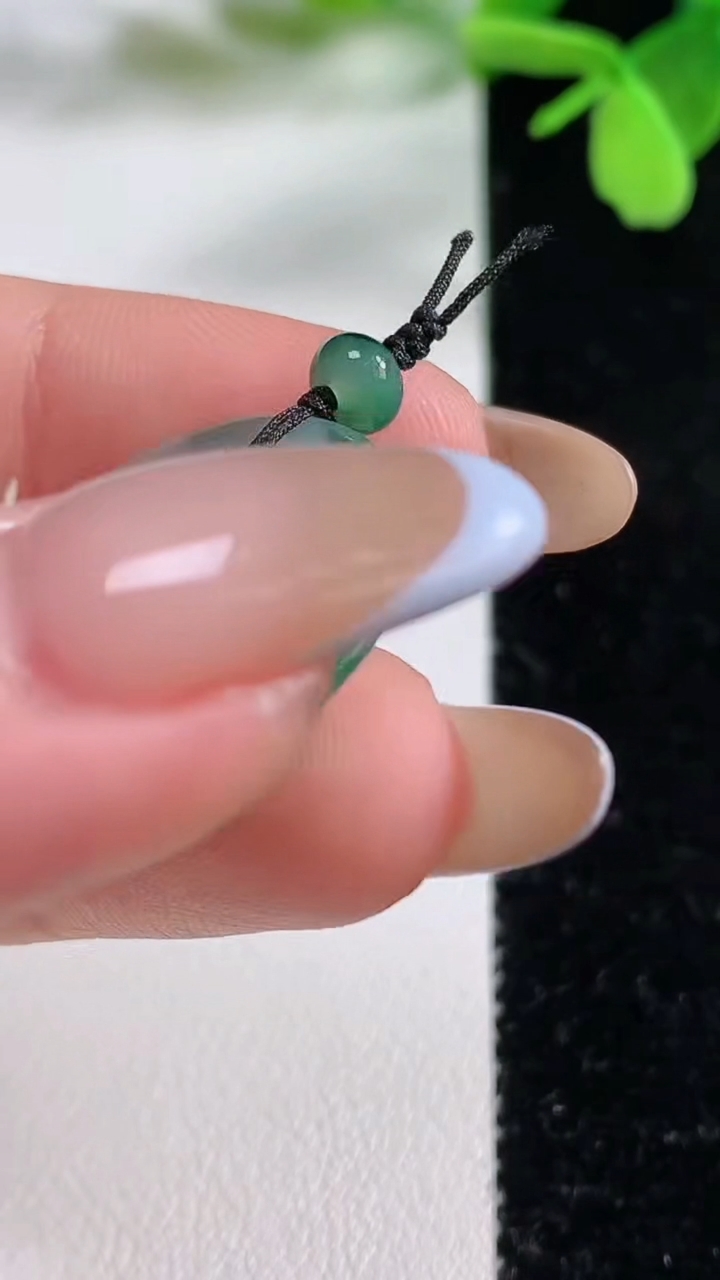 天然A货翡翠平安环吊坠，尺寸21.5-3，重量:2.94g
11月3日