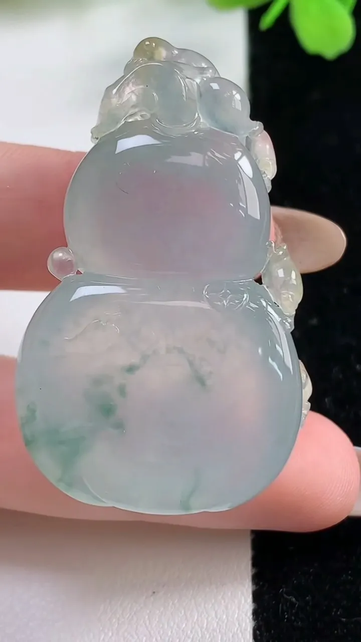 天然A货翡翠种飘花葫芦吊坠，尺寸45.7-29.2-12.6，重量:28.84g
11月3日