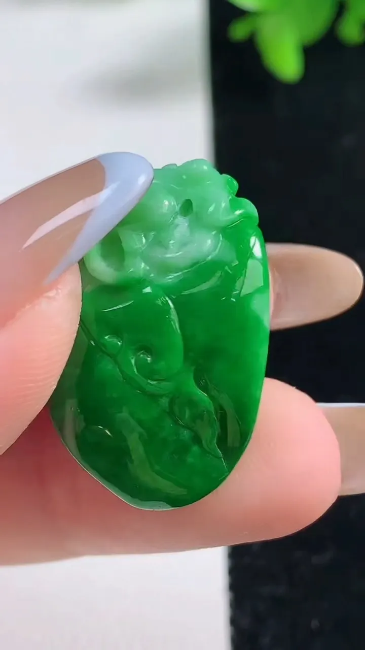 天然A货翡翠寿桃吊坠，尺寸27.3-17.4-10.6，重量:9.16g
11月3日