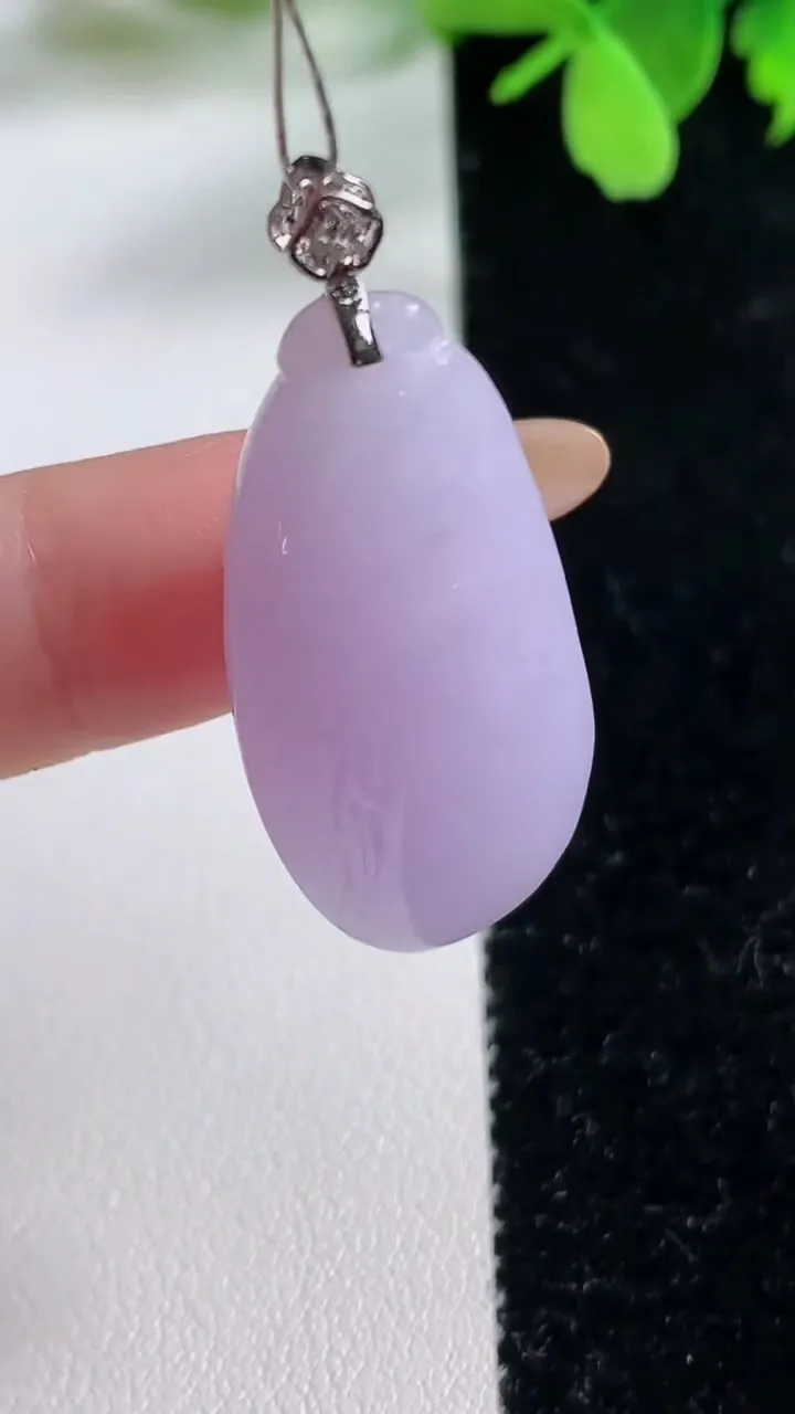 天然A货翡翠18K金紫罗兰福瓜吊坠，尺寸33.4-16-9.5，重量:9.47g
11月3日