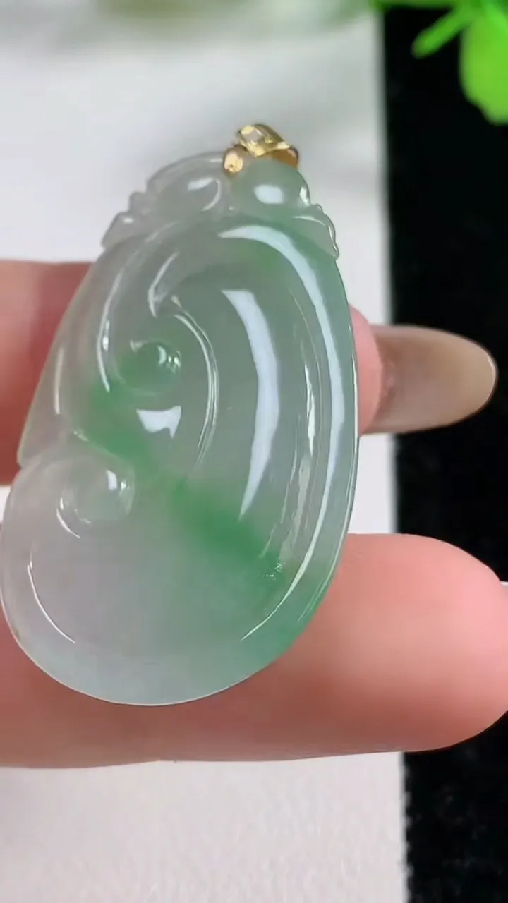 天然A货翡翠如意吊坠，尺寸38.2-22-4.6，重量:6.90g
11月3日