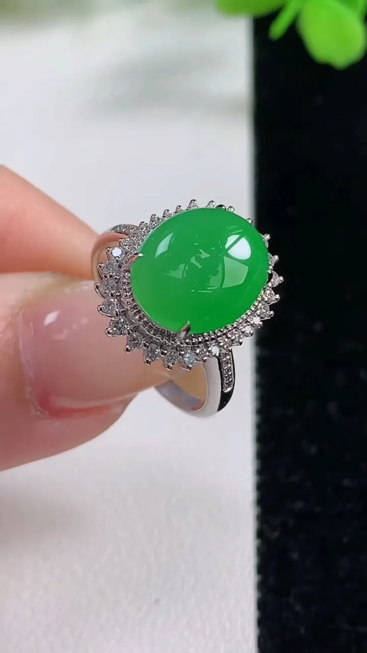 天然A货翡翠蛋面戒指，尺寸17.3-12-9.5-8.8，重量:3.88g2025年11月3日
工厂