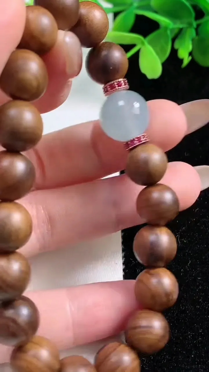 天然A货翡翠种白冰圆珠手串，尺寸12，重量:13.59g11月3日
工厂直销收藏佳品,种好水足，色泽均匀，有种有色，上手高大气！