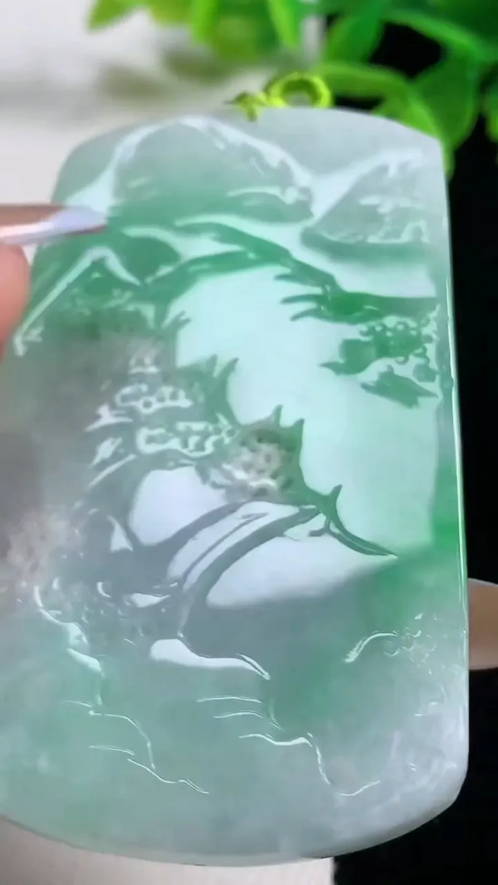 天然A货翡翠山水牌吊坠，尺寸67.3-42.5-5.8，重量:36.60g
11月3日