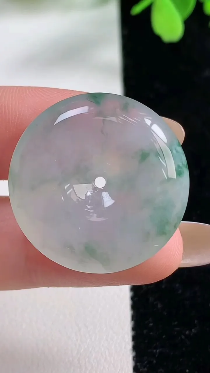 天然A货翡翠冰种飘花平安扣吊坠，尺寸27.5-5.7，重量:8.97g
11月3日