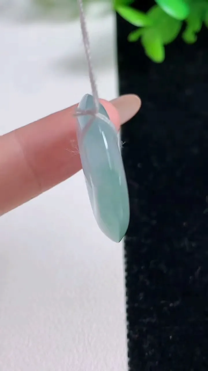 天然A货翡翠平安扣吊坠，尺寸26-5.3，重量:7.29g
11月4日