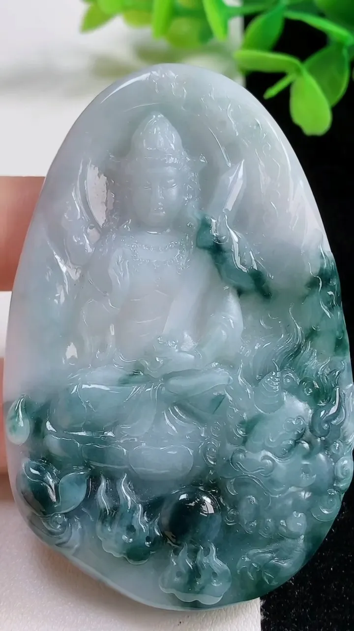 天然A货翡翠飘花文殊菩萨吊坠，尺寸72.7-47-8.5，重量:59.79g
11月3日