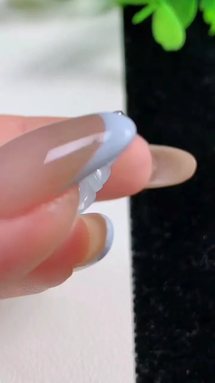 天然A货翡翠种白冰佛公吊坠，尺寸27.7-34.6-6，重量:8.91g
11月3日