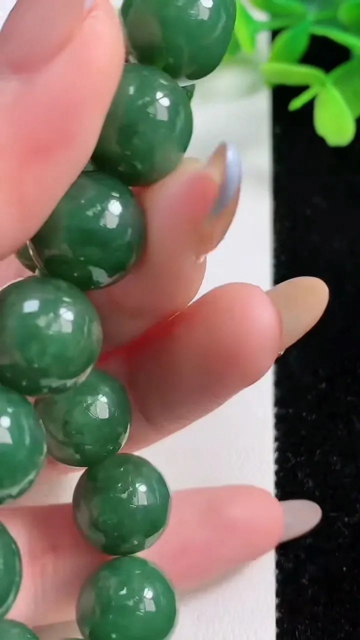 天然A货翡翠圆珠手串，尺寸12.6-16颗，重量:55.61g11月3日
工厂直销收藏佳品,种好水足，色泽均匀，有种有色，上手高大气！