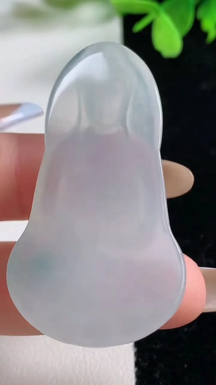 天然A货翡翠冰种飘花素衣观音吊坠，尺寸52.4-28-5.1，重量:12.75g
11月3日