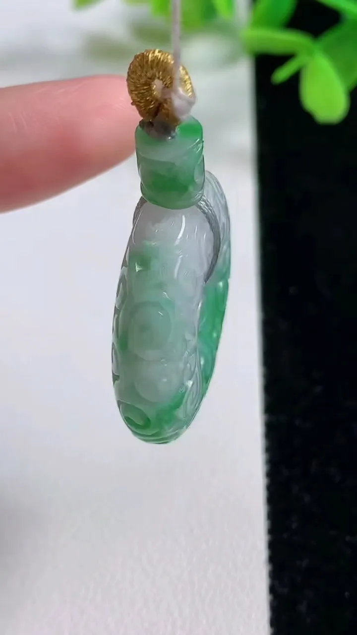 天然A货翡翠雕花平安扣吊坠，尺寸29.7-8.6，重量:14.21g
11月3日