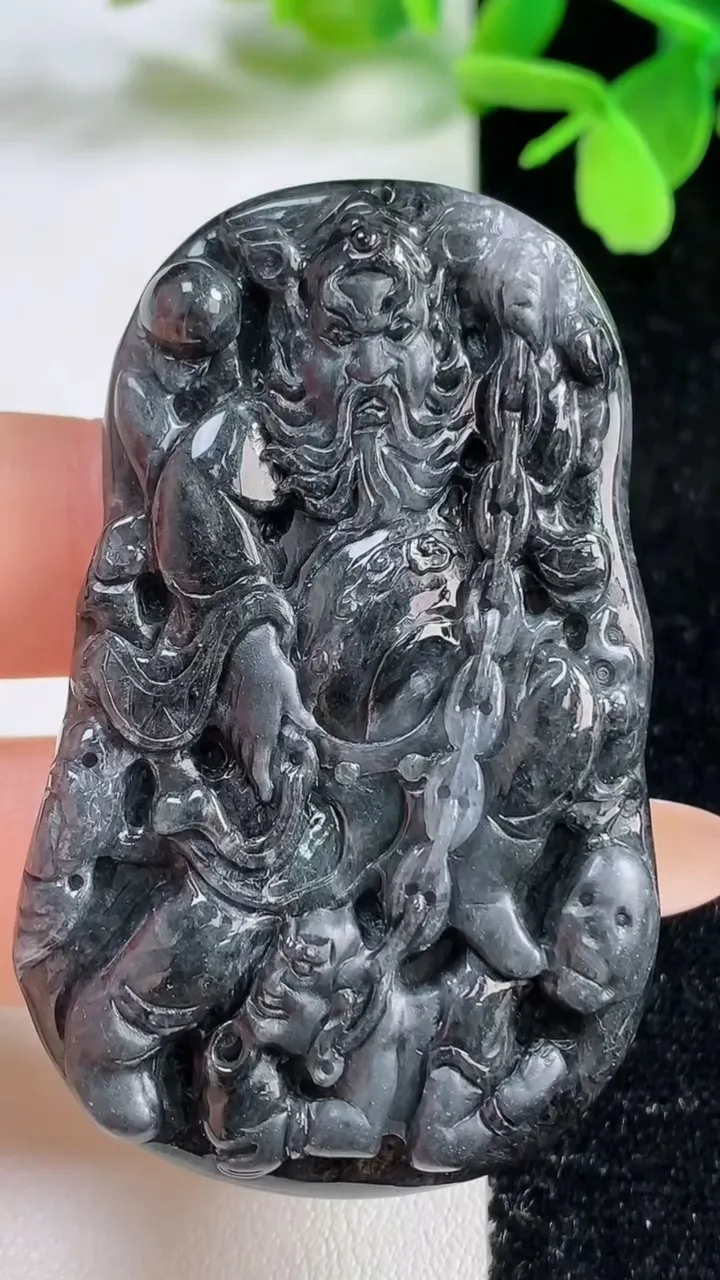 天然A货翡翠馗吊坠，尺寸57.4-35.2-7.2，重量:30.22g
11月3日