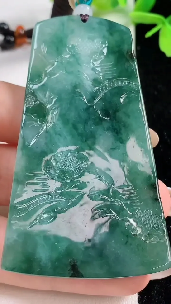 天然A货翡翠牌吊坠，尺寸70.2-38.3-5.8，重量:40.32g
11月3日