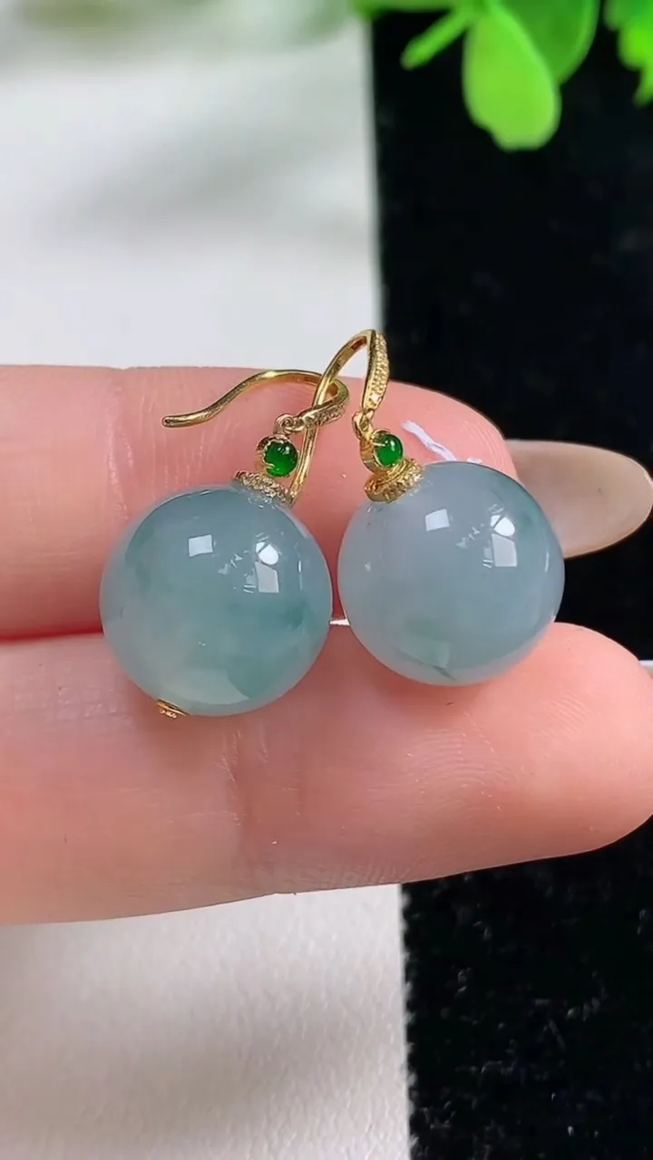 天然A货翡翠种飘花圆珠耳坠，尺寸11.8，重量:9.73g11月3日
工厂直销收藏佳品,种好水足，色泽均匀，有种有色，上手高大气！