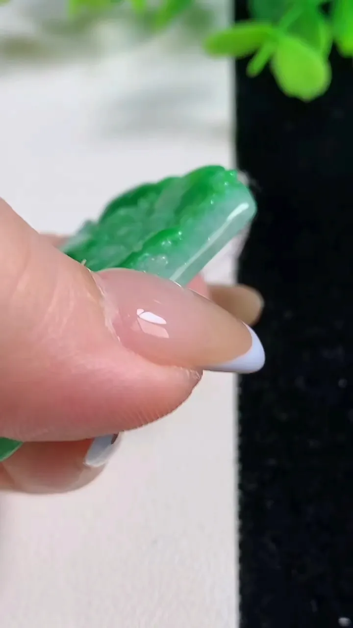 天然A货翡翠 飘阳绿山水牌吊坠，尺寸53.9-39.4-5.9，重量:27.75g
11月3日