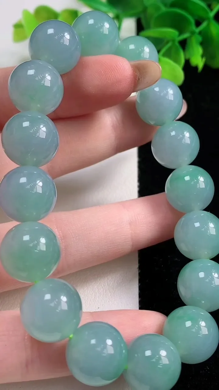 天然A货翡翠圆珠手串，尺寸12.9-16颗，重量:60.98g11月3日
工厂直销收藏佳品,种好水足