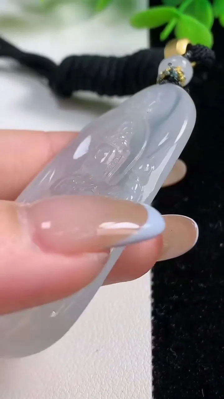 天然A货翡翠种白冰大势至菩萨吊坠，尺寸60.6-30.7-5.5，重量:26.69g
11月3日