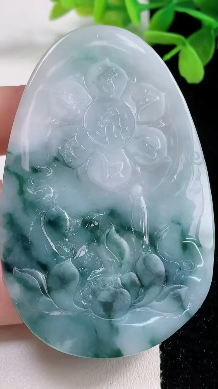 天然A货翡翠飘花文殊菩萨吊坠，尺寸72.7-47-8.5，重量:59.79g
11月3日