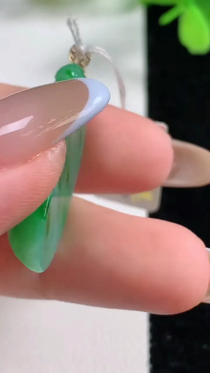 天然A货翡翠福瓜吊坠，尺寸32-13.7-6.9，重量:6.69g
11月3日