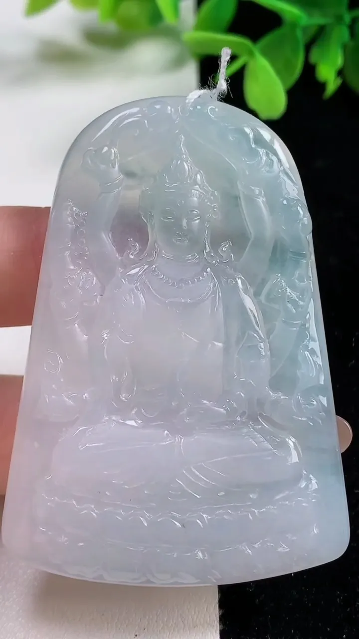 天然A货翡翠冰种飘花千手观音吊坠，尺寸61.4-43-6.1，重量:31.55g
11月3日