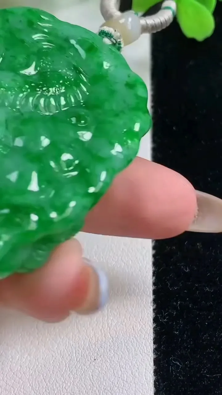 天然A货翡翠龙牌吊坠，尺寸65-38.3-10，重量:43.18g
11月3日