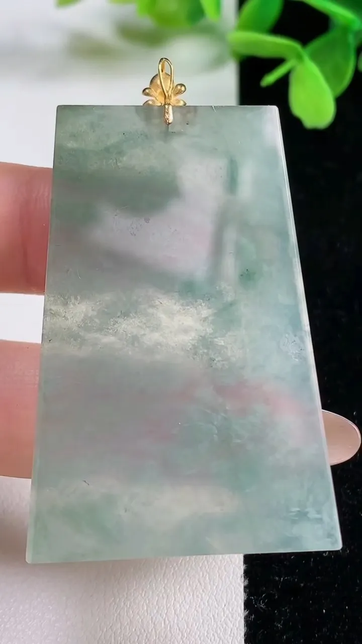 天然A货翡翠种飘花无事牌吊坠，尺寸51.6-32.7-2.7，重量:14.86g
11月3日