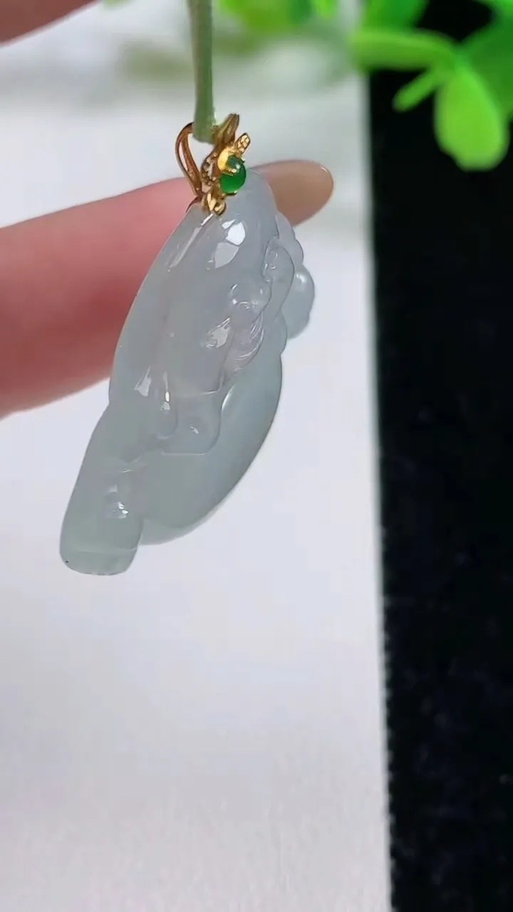 天然A货翡翠种飘花佛公吊坠，尺寸27.8-31.3-5.8，重量:7.72g
11月3日