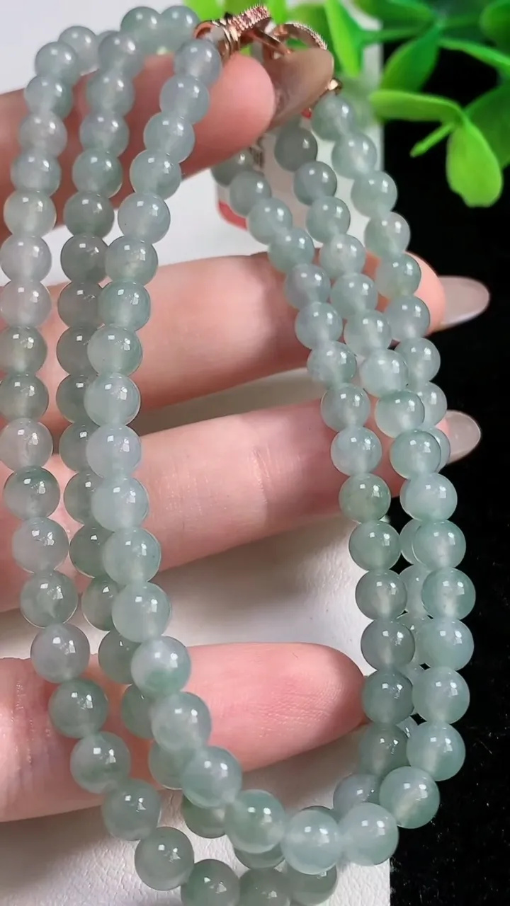 天然A货翡翠冰种飘花圆珠项链，尺寸5.4-118颗，重量:35.18g
11月3日